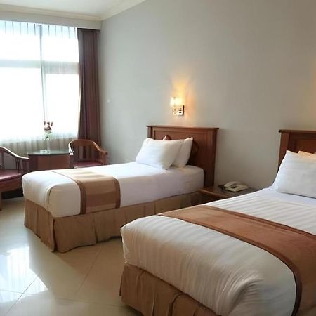 Hotel Tarakan Plaza מראה חיצוני תמונה