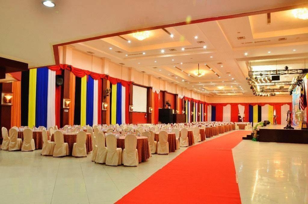 Hotel Tarakan Plaza מראה חיצוני תמונה